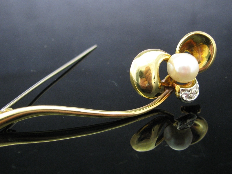 18k Pearl Flower Brooch | The Antiques Room