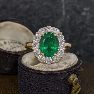 Beautiful Emerald and Diamond Cluster Ring - 18k Yellow Gold