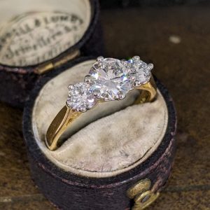 Beautiful Graduated Three Stone Diamond Ring - 1.5cts