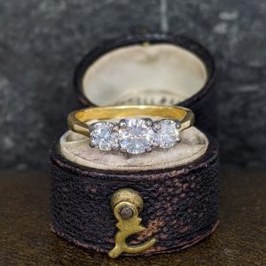 Three Stone Diamond Ring in 18k Gold - 0.9cts