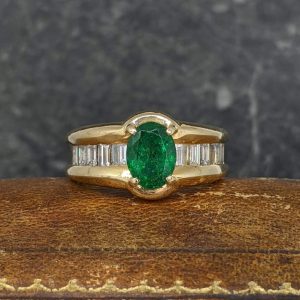 Outstanding Vintage Emerald and Diamond Ring - 18k Gold