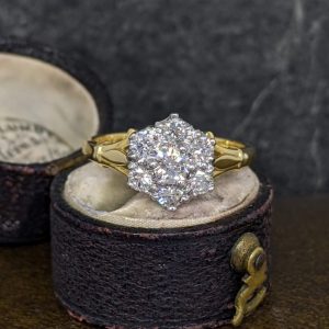 Vintage Diamond Cluster Ring set in 18k Gold - 0.75cts