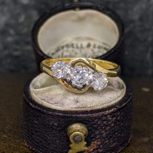 Vintage Three Stone Twist in 18k Gold - 0.65cts