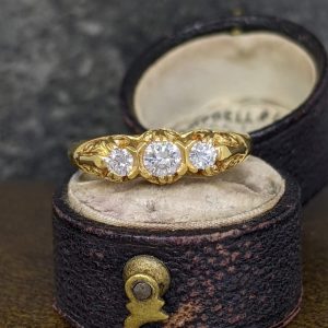 Vintage Three Stone Diamond Ring in 18k Gold