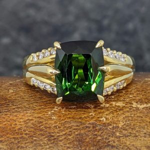 Green Tourmaline and Diamond Dress Ring in 18k Gold