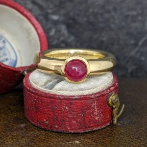 Stylish Cabochon Ruby Ring in 18k Gold