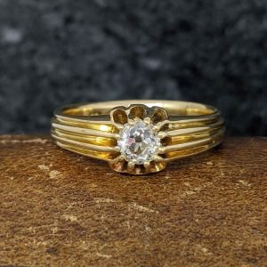 Antique Old Mine Cut Diamond Ring in 18k Gold - 0.6ct